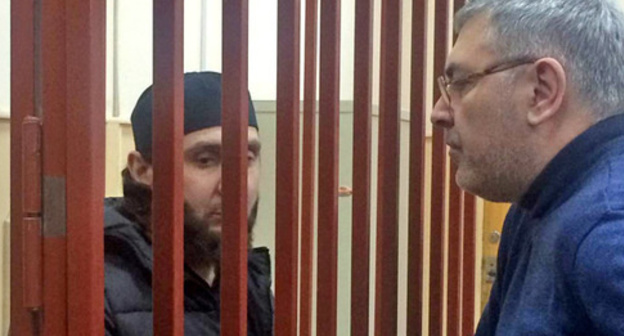 Zaur Dadaev (to the left) and an advocate Shamsudin Tsakaev in the courtroom. Moscow, November 23, 2015. Photo by Yuliya Buslavskaya for "Caucasian Knot"