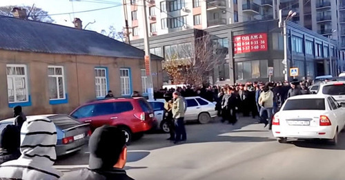 Kotrov Street in Makhachkala after Friday namaz (prayer). Screenshot of a video by the user Abdulnasir Djamaludinov https://www.youtube.com/watch?v=7TI2BRYJnlI
