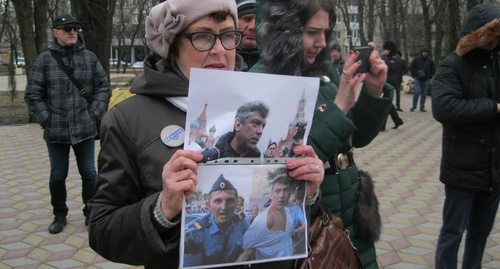 A participant of the rally in memory of Nemtsov with the photos of the murdered politician. Rostov-on-Don, February 26, 2017. Photo by Konstantin Volgin for "Caucasian Knot"