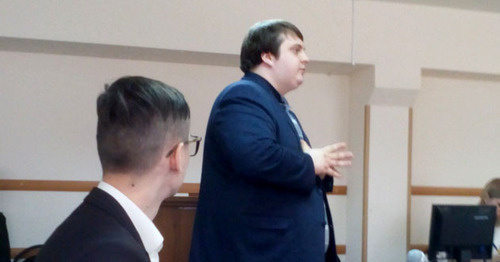 Alexei Volkov in the courtroom. The advocate Roman Zaytsev is to the left. Photo by Tatyana Filimonova for "Caucasian Knot"