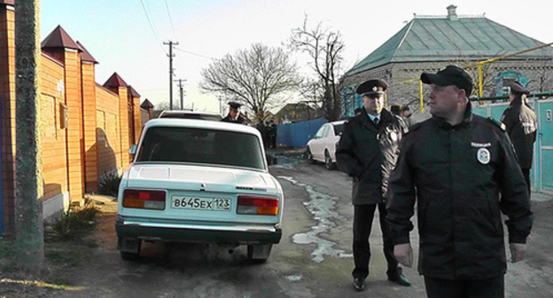 Police cordon around the house of Oleg Petrov in the village of Kazanskaya, Krasnodar Region, March 28, 2017. Photo by Anna Gritsevich for the 'Caucasian Knot'.