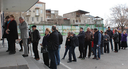 A queue at the entrance of a polling station. Photo by Tigran Petrosyan for "Caucasian Knot"