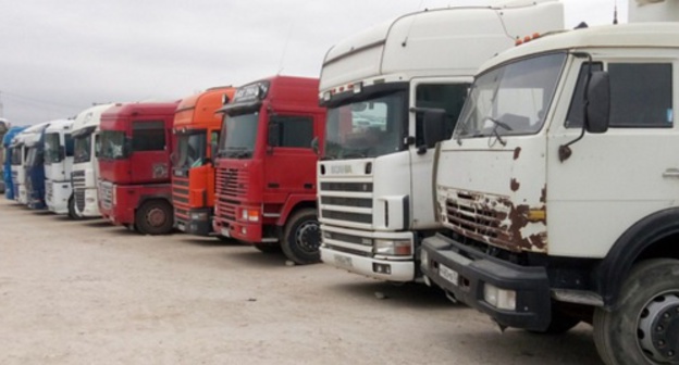 Heavy trucks of the drivers protesting in Manas. Photo: http://www.e-dag.ru/novosti/novosti-pravitelstva/vitse-premer-rd-shamil-isaev-vstretilsya-s-piketiruyushchimi-dalnobojshchikami.html