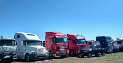 Vehicles of the truck drivers protesting in the village of Tukhchar. Dagestan, April 3, 2017. Photo by Ilyas Kapiev for "Caucasian Knot"