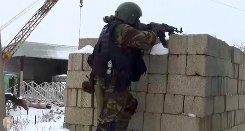 A law enforcer during CTO. Photo http://nac.gov.ru/kontrterroristicheskie-operacii/v-hode-kto-v-dagestane-neytralizovan-glavar.html