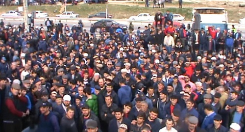 The participants of the truckers' protest action in Dagestan. Screenshot of a video by "Caucasian Knot", published on YouTube