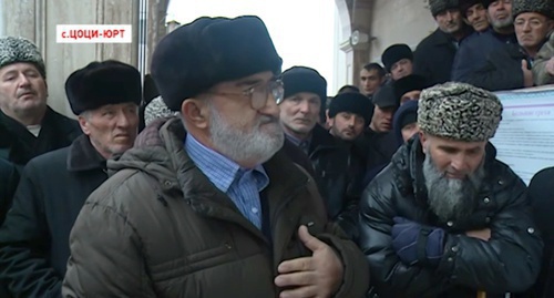 Father of Makhma Muskiev (in the foreground) makes a speech in front of his fellow villagers at the meeting on January 13, 2017. Screenshot of the report made by the TV channel Grozny.tv