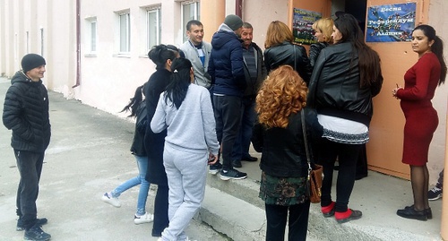 Voters stand in line at pollins station in Tskhinvali. Photo by Arsen Kozaev for the 'Caucasian Knot'. 