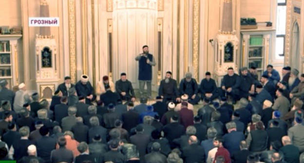Meeting at the central mosque of Grozny. Screenshot of video reportage by Grozny TV, youtube.com/watch?v=X9y33aVauUI