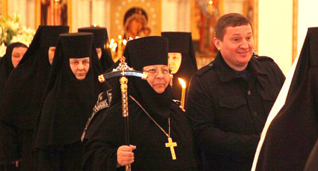 Andrei Bocharov, the Governor of the Volgograd Region, during the Easter Mass. Photo http://vlg-media.ru/society/andrei-bocharov-vstretil-pashu-v-hrame-ust-medvedickogo-spaso-preobrazhenskogo-zhenskogo-monastyrja-41328.html