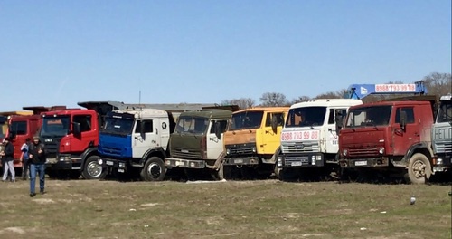 The trucks of the protesters. Dagestan, April 2017. Photo by Patimat Makhmudova for "Caucasian Knot"