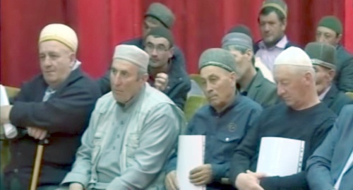 Imams in KChR are listening to the instructions on the ban on expensive mourning ceremonies. Screenshot of a footage on the the "Karachaevo-Cherkessia" television and radio company, Youtube.com/watch?v=Sj0dHoL-4D8