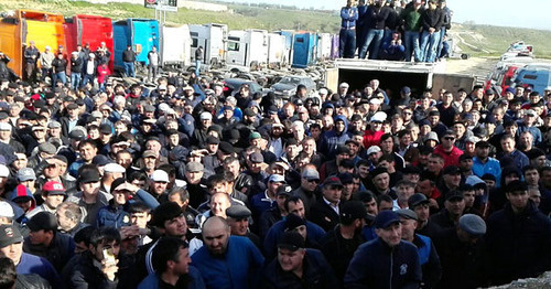 Meeting of truck drivers protesting against 'Platon' system with authorities, Manas, April 28, 2017. Photo by Ilyas Kapiev for the 'Caucasian Knot'. 