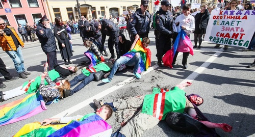 LGBT activists during an action against harassment of gays in Chechnya. Saint Petersburg, May 1, 2017. Photo: https://twitter.com/merr1k/status/858976425117921280/photo/1?ref_src=twsrc%5Etfw&amp;ref_url=https%3A%2F%2Fsnob.ru%2Fselected%2Fentry%2F123976