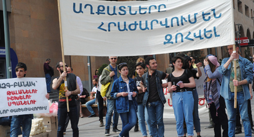"Anti-demonstration of May 1", May 1, Yerevan, a poster saying: "The poor refuse to perish!" Photo http://epress.am/2017/05/01/%D5%84%D5%A1%D5%B5%D5%AB%D5%BD%D5%B4%D5%A5%D5%AF%D5%B5%D5%A1%D5%B6-%D5%A5%D6%80%D5%A9%D5%A8-%D4%B5%D6%80%D6%87%D5%A1%D5%B6%D5%B8%D6%82%D5%B4.html
