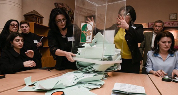 Counting ballots after the election in Abkhazia. Photo: Sputnik, Tomas Tkhaytsuk