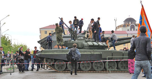 Military vehicles in the centre of Grozny. Photo by Magomed Magomedov for the 'Caucasian Knot'. 