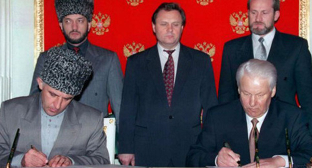 Russian President Boris Yeltsin and Aslan Maskhadov, President of the Chechen Republic of Ichkeria, sign Treaty on Peace and Principles of Relations between Russia and Chechnya. Screenshot: http://yeltsin.ru/archive/video/71088/