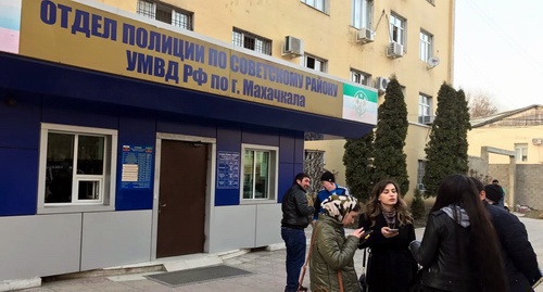 Relatives of people detained at of the anti-corruption rally gather at Soviet District Interior Division in Makhachkala, March 26, 2017. Photo by Patimat Makhmudova for the 'Caucasian Knot'.  