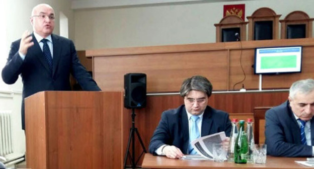 The speech of Ruslan Mirzaev, Chairman of the Supreme Court of Dagestan (to the left). Photo www.riadagestan.ru