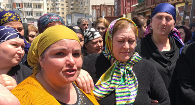 Traders from the burned Makhachkala marketplace "Dagelektromash" at the protest action. Makhachkala, May 18, 2017. Photo by Patimat Makhmudova for "Caucasian Knot"