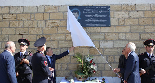 An opening of the commemorative plaque in honour of Magomed Nurbagandov, a staff member of the Dagestani Ministry of Internal Affairs (MIA). Photo http://www.riadagestan.ru