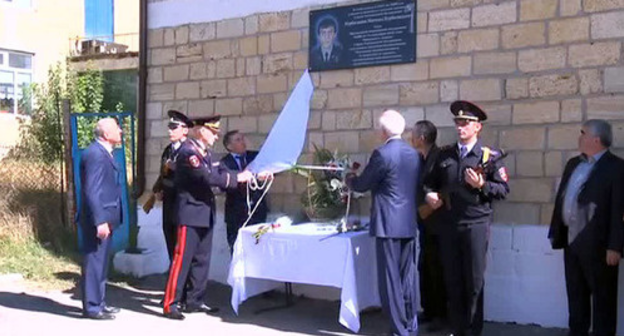An opening of the commemorative plaque in honour of Magomed Nurbagandov, a staff member of the Dagestani Ministry of Internal Affairs (MIA). Photo: vesti.ru/videos/show/vid/694010/#