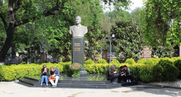 The memorial to Heydar Aliev in Tbilisi. Photo by Inna Kukudzhanova for "Caucasian Knot"