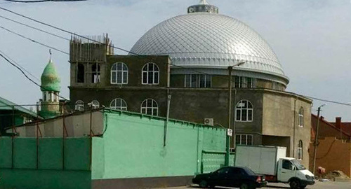A Salafi mosque in Omarova (Hungarian Fighters) Street in Makhachkala. Photo by Patimat Makhmudova for "Caucasian Knot"