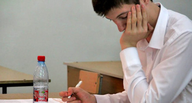 A pupil takes an examination in the Russian language. Grozny. Photo by Magomed Magomedov for "Caucasian Knot"