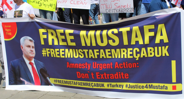 Banner: 'Free Mustafa. Amnesty Urgent Action: Don't Extradite'. Photo by Inna Kukudzhanova for the 'Caucasian Knot'. 