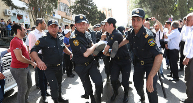 Policemen detain rally participant, Baku. Photo by Aziz Karimov for the 'Caucasian Knot'. 