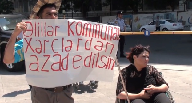 People with disabilities hold protest in front of the Ministry of Labour and Social Protection of Population of Azerbaijan in Baku, June 6, 2017.