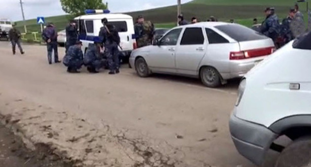 At the site of an armed attack on a checkpoint of the road-and-patrols service (known as DPS) in Ingushetia. May 12, 2017. Photo nac.gov.ru