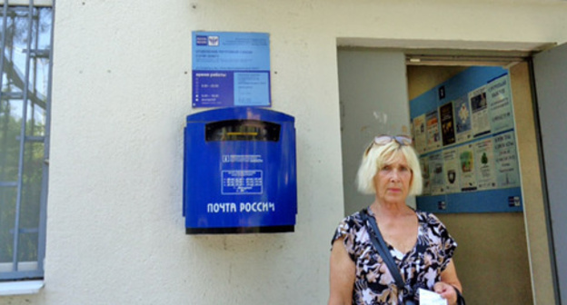 Lyudmila Savelieva near the Russian Post office. Photo by Svetlana Kravchenko for "Caucasian Knot"