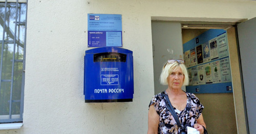 Lyudmila Savelieva near the Russian Post office. Photo by Svetlana Kravchenko for "Caucasian Knot"