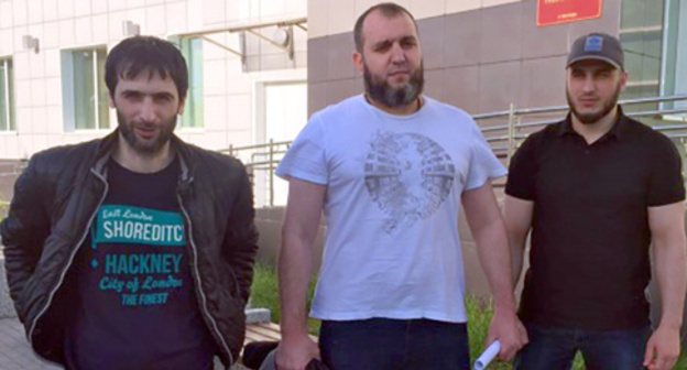 Khamid Razhapov and brothers Said-Magomed and Khusein Tsetiev near the Scherbinsky District Court of Moscow. June 27, 2017. Photo by Tatyana Gantimurova for "Caucasian Knot"
