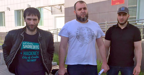 Khamid Razhapov and brothers Said-Magomed and Khusein Tsetiev near the Scherbinsky District Court of Moscow. June 27, 2017. Photo by Tatyana Gantimurova for "Caucasian Knot"