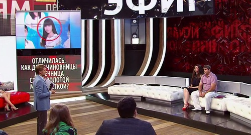 Ruzanna Tuko and her father at the talk show "Live on Air". Photo: screenshot of a video http://russia.tv/video/show/brand_id/5169/episode_id/1516789/video_id/1645058/