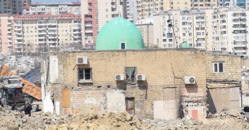 The "Haji Javad" mosque, Baku, April 2017, during the demolition of the buildings in the "Sovetskaya" area. Photo: Sputnik.az