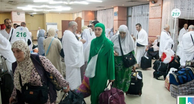 Pilgrims in the airport. Photo: http://www.riadagestan.ru/mobile/news/society/bolshaya_chast_palomnikov_v_dagestane_otpravilas_v_khadzh/