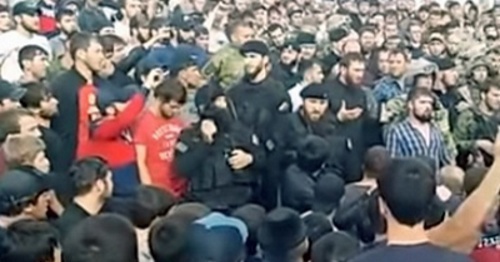 Members of the local Chechen community talking to Magomed Daudov near the village of Leninkent. Photo: screenshot of the video on YouTube, https://www.youtube.com/watch?v=vZCf8FnZmH4