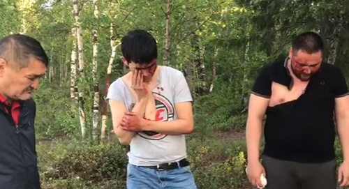 The authors of the obscene appeal to Ramazan Abdulatipov (two men on the right). Photo: screenshot of the video 'Residents of the Nogai District apologize to Ramazan Abdulatipov' https://www.youtube.com/watch?v=I2i-qIiRxvw