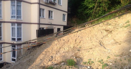 Landslide puts a house in Sochi at risk of collapsing. Photo by Svetlana Kravchenko for "Caucasian Knot"