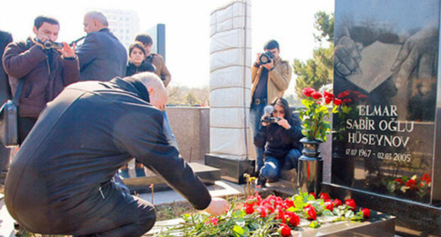 Laying of flowers to the tombstone of Elmar Guseinov, Baku, March 2013. Photo by Aziz Karimov for the Caucasian Knot. 