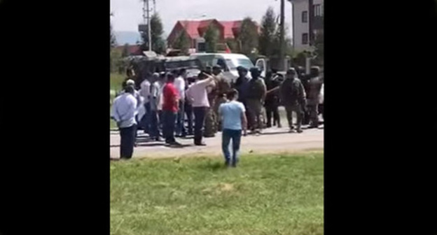 Dispersal of an anti-migration rally. Nazran, July 26, 2017. Screenshot of the video by the user KAVKAZ LIFE https://www.youtube.com/watch?v=cbcmReibDwg