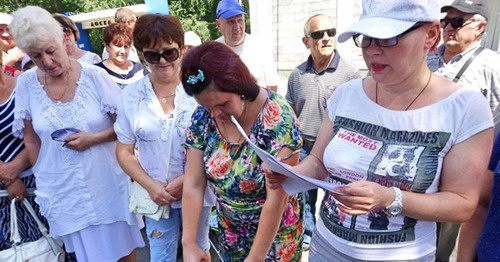 Tatiana Avachyova (to the right), a member of the initiative group. Rostov-on-Don, July 2017. Photo by Vyacheslav Prudnikov for "Caucasian Knot"