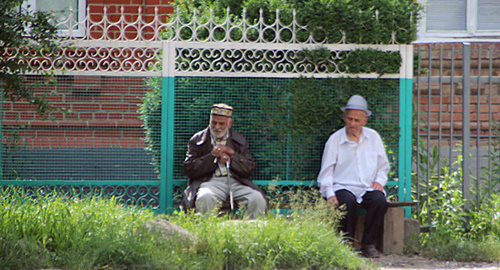 Old men on a bench, Urus-Martan. Photo by Magomed Magomedov for the Caucasian Knot. 