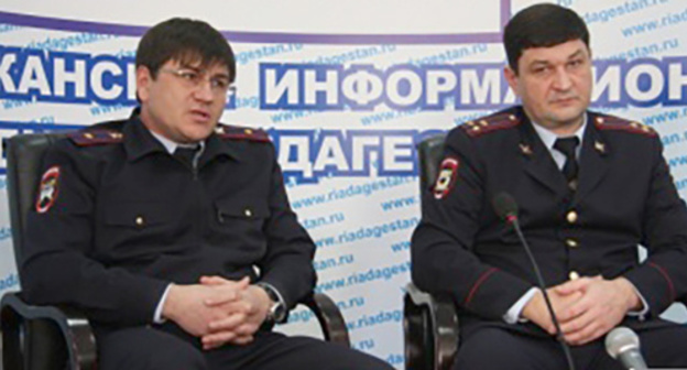 Konstantin Tomilin and Magomed Aligaziev, the participants of the press conference of the Dagestani Ministry of Internal Affairs. Photo http://www.riadagestan.ru/news/security/dagestantsy_stali_privykat_k_internet_uslugam_politsii/