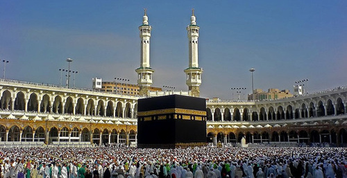 Pilgrims do their round in Kaaba. Saudi Arabia. Photo: Muhammad Mahdi Karim https://ru.wikipedia.org